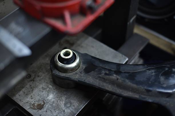 Kevyt suuntaukset ohjausvarren holkkien suunnittelussa